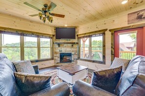 Flat-screen TV, fireplace, video games - New Gorgeous 3BD Near Town Hot Tub + Movie Room! (Sevierville)