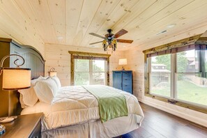 3 bedrooms, iron/ironing board, travel cot, free WiFi - New Gorgeous 3BD Near Town Hot Tub + Movie Room! (Sevierville)