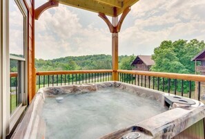Outdoor spa tub - New Gorgeous 3BD Near Town Hot Tub + Movie Room! (Sevierville)