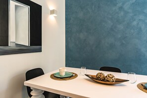 Deluxe Double or Twin Room | Dining room - AD MAIORA Boutique Suite (Naples)