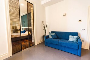 Deluxe dubbelrum eller tvåbäddsrum | Vardagsrum | 35-tums smart-tv med digitalkanaler, tv och Netflix