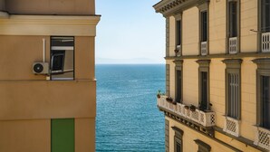 A building with a balcony overlooking a body of water. - AD MAIORA Boutique Suite (Naples)