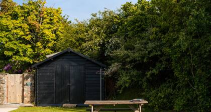 Poyers Thatched Farmhouse with Hot Tub