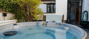 Poyers Thatched Farmhouse with Hot Tub