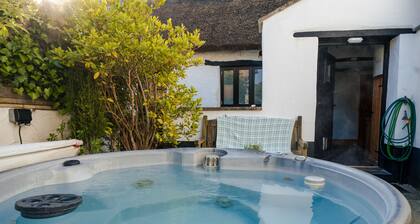 Poyers Thatched Farmhouse with Hot Tub
