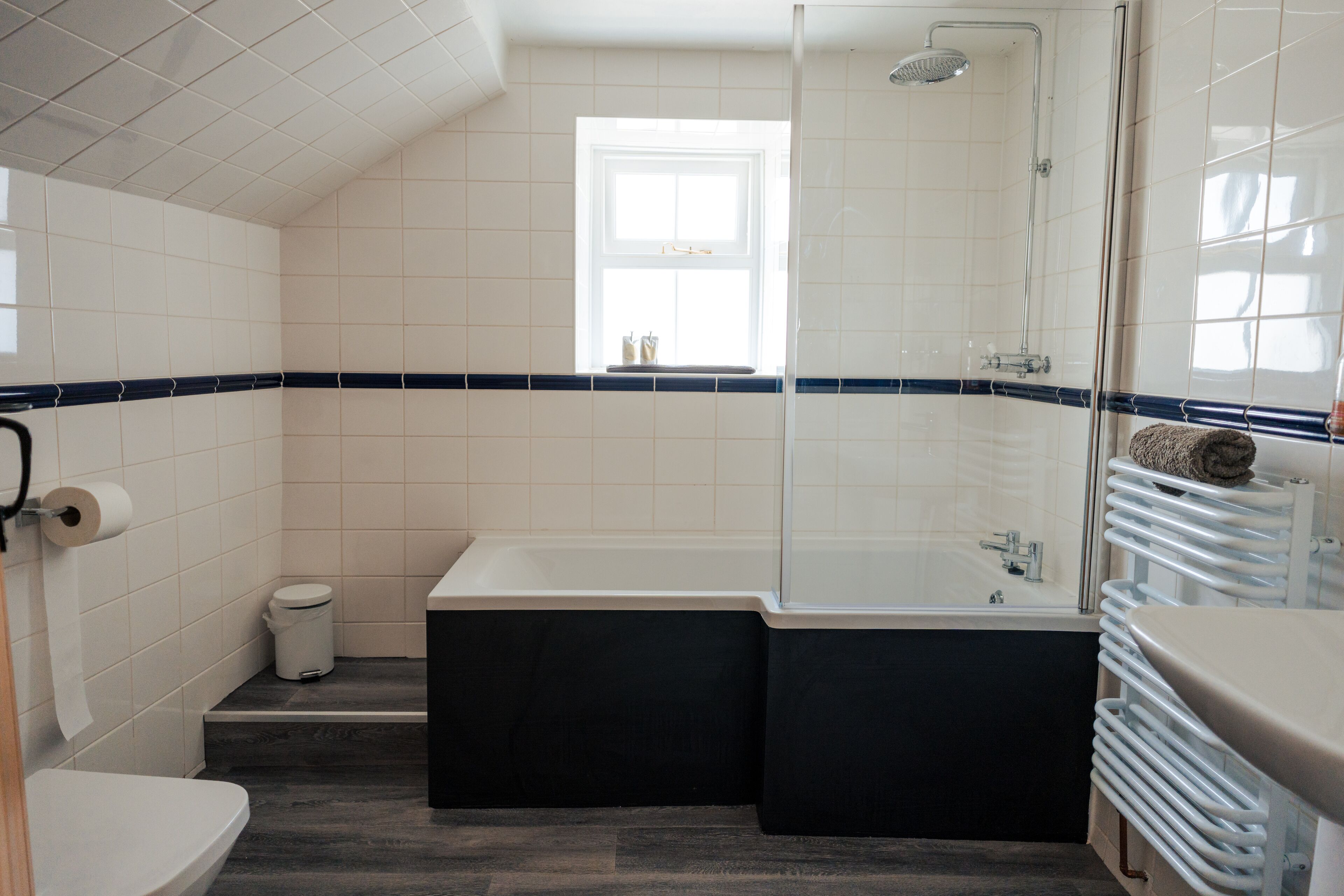 Ein Badezimmer mit Badewanne, Dusche und Toilette.