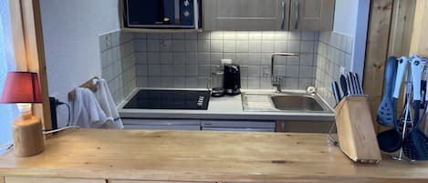 Een koelkast, een magnetron, een kookplaat, een vaatwasser