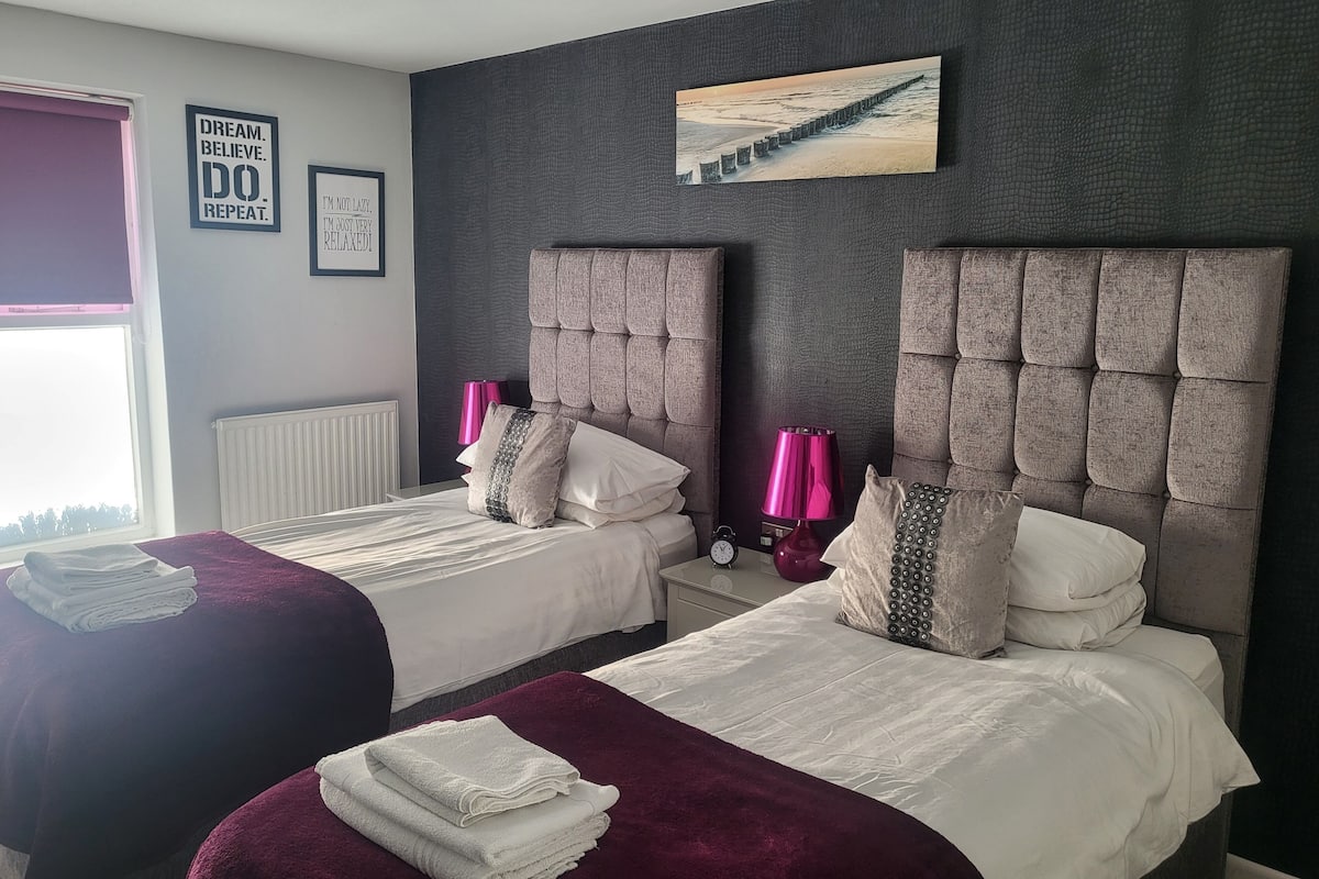 1 Schlafzimmer, hochwertige Bettwaren, individuell dekoriert