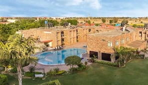 Vista frontal de la propiedad
