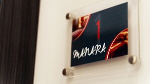 A framed sign with the number 1 and the word "MANARA" on it. - B&B La Maison de Jo (Rome)