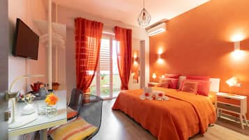 Memory foam beds, desk, free WiFi, bed sheets