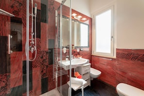 Dusche, Regendusche, kostenlose Toilettenartikel, Haartrockner