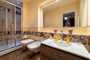 Deluxe Double Room, 1 Double Bed | Bathroom | Shower, rainfall showerhead, free toiletries, hair dryer
