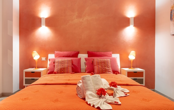 Memory foam beds, desk, free WiFi, bed sheets