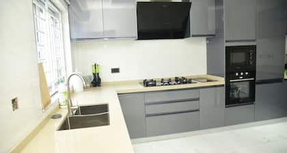 Exquisite extremely clean and cozy home 25 minutes from the airport