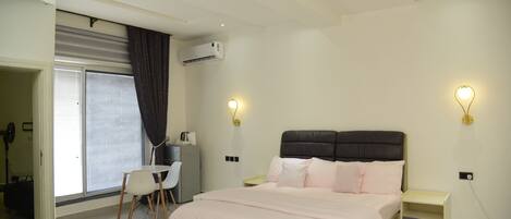 4 makuuhuonetta, tallelokero huoneessa, silitysrauta/-lauta