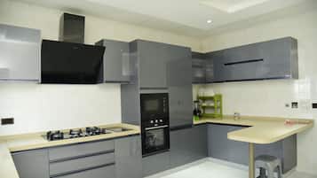 Refrigerador, microondas, horno y lavavajillas