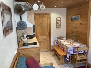 Réfrigérateur, micro-ondes, plaque de cuisson, lave-vaisselle