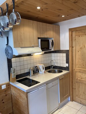 ثلاجة، ميكروويف، موقد طهي مسطح، غسالة أطباق