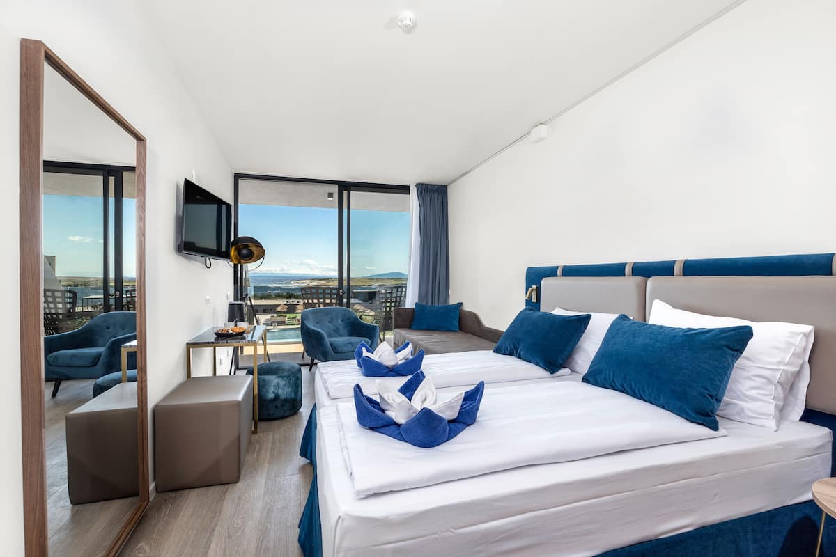 Habitación Premium, balcón, junto a la alberca | Caja de seguridad en la habitación, escritorio y cunas gratuitas