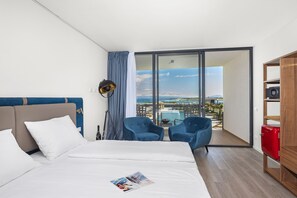 Chambre Premium, balcon, en bord de piscine | Coffres-forts dans les chambres, bureau, lits bébé (gratuits)