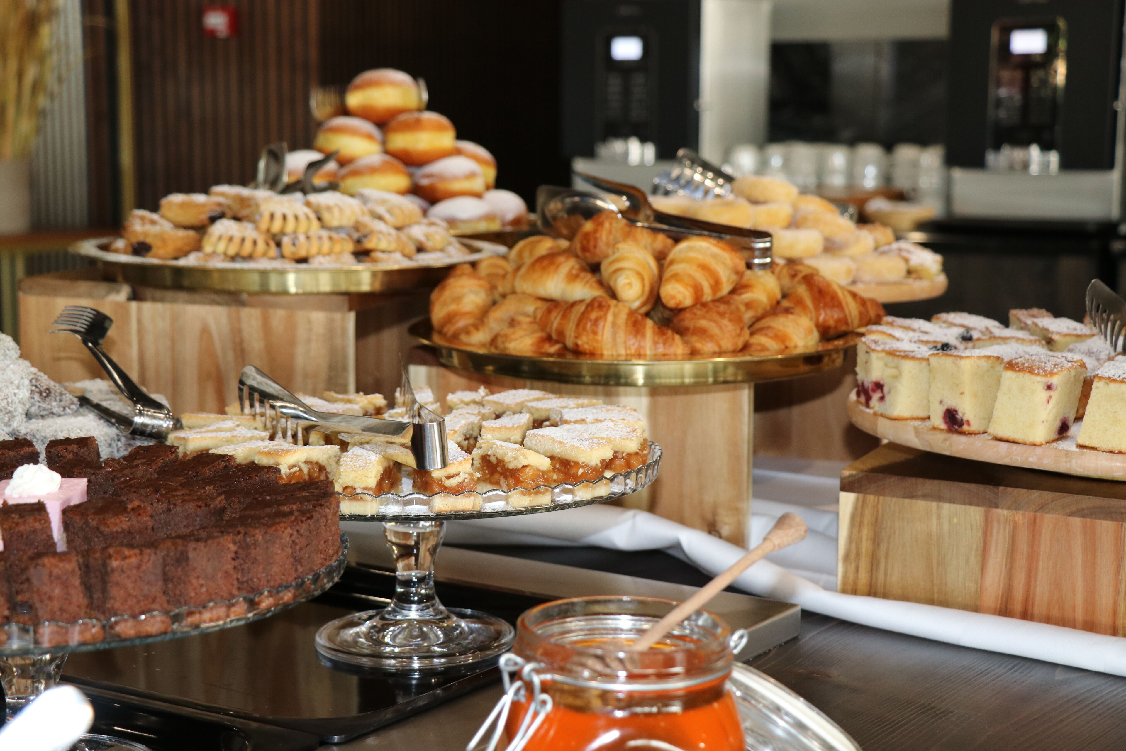 Un buffet proposant une variété de pâtisseries et de desserts.