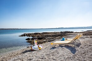 Plage privée, sable blanc, planche à voile