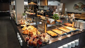 Un buffet con diversi cibi e condimenti.