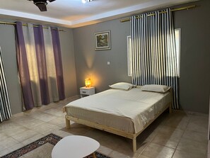 Cortinas opacas, tabla de planchar con plancha, wifi gratis
