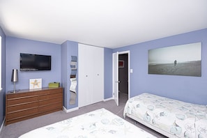 2 bedrooms, WiFi, bed sheets - Quaint, spacious 2 bedroom townhouse with free WiFi and an outdoor pool located downtown on the bayside and only three blocks to the beach! (Ocean City)