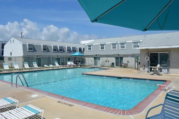 Pool - Quaint, spacious 2 bedroom townhouse with free WiFi and an outdoor pool located downtown on the bayside and only three blocks to the beach! (Ocean City)