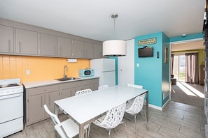 Fridge, microwave, oven, stovetop - Quaint, spacious 2 bedroom townhouse with free WiFi and an outdoor pool located downtown on the bayside and only three blocks to the beach! (Ocean City)