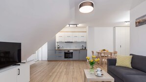 Eine moderne Wohnung mit Küche, Essbereich und Wohnzimmer.
