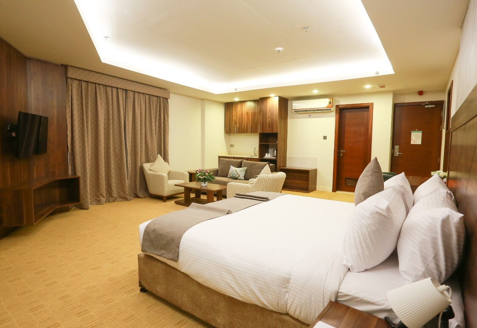 Deluxe Double Room | Minibar, in-room safe, iron/ironing board, free WiFi
