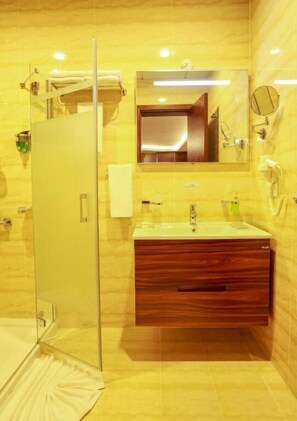 Standardzimmer, Stadtblick | Badezimmer | Duschwanne, Regendusche, Haartrockner, Bademäntel