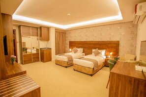 Standardzimmer, Stadtblick | Minibar, Zimmersafe, Bügeleisen/Bügelbrett, kostenloses WLAN