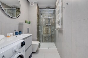 Shower, shampoo