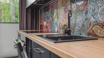 Kylskåp, ugn, spishäll och diskmaskin