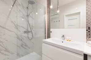 Dusche, Haartrockner, Handtücher, Shampoo
