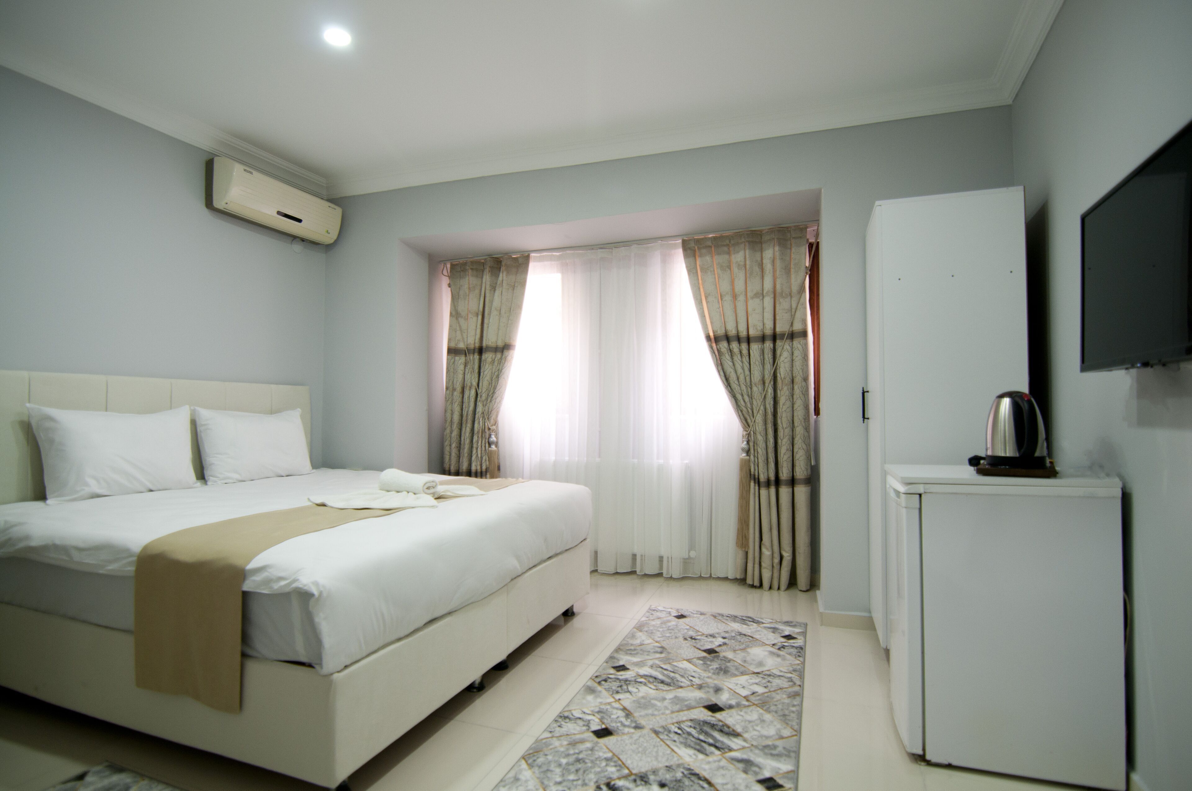 Minibar, tabla de planchar con plancha, wifi gratis y ropa de cama