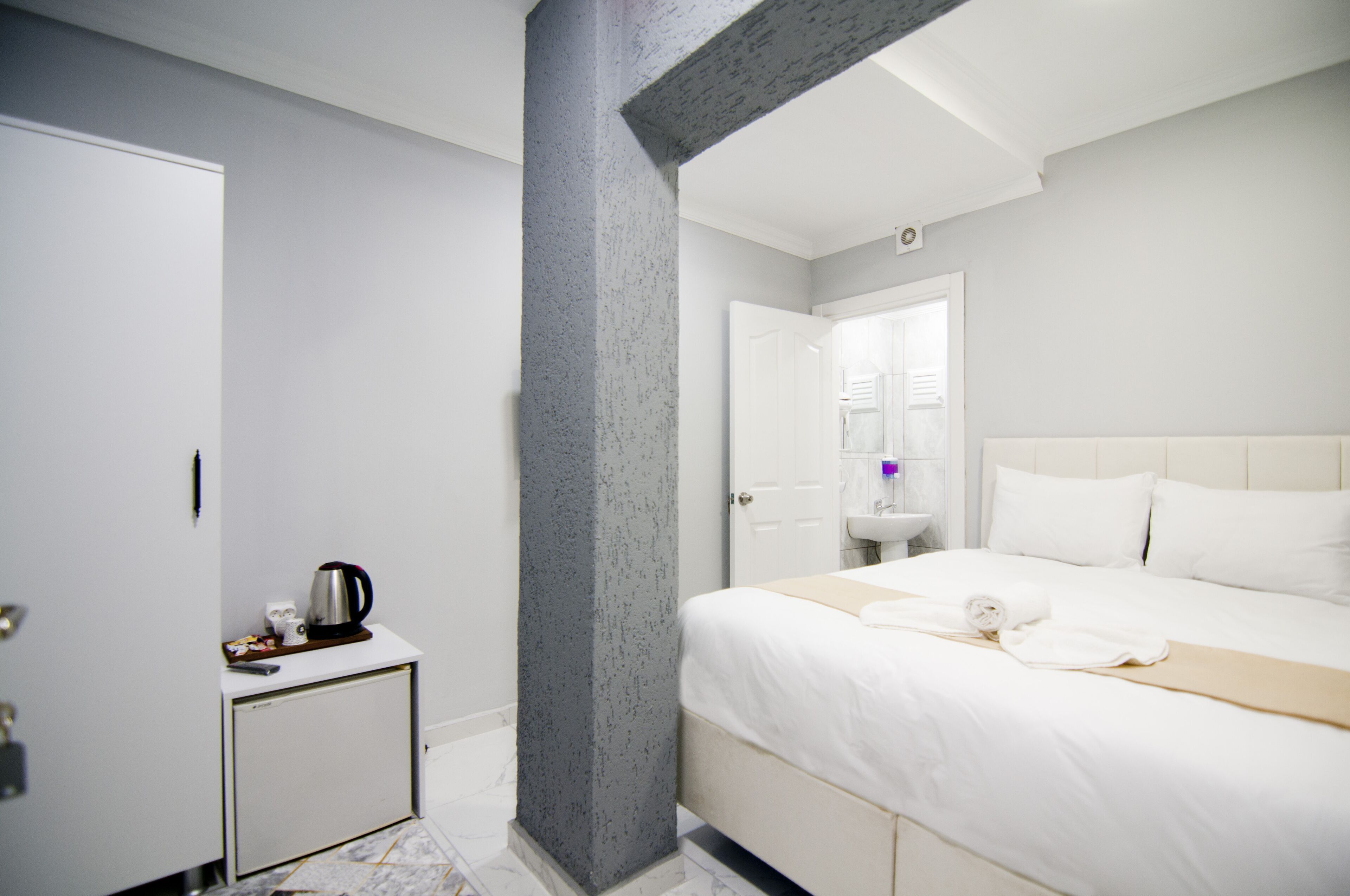 Minibar, tabla de planchar con plancha, wifi gratis y ropa de cama