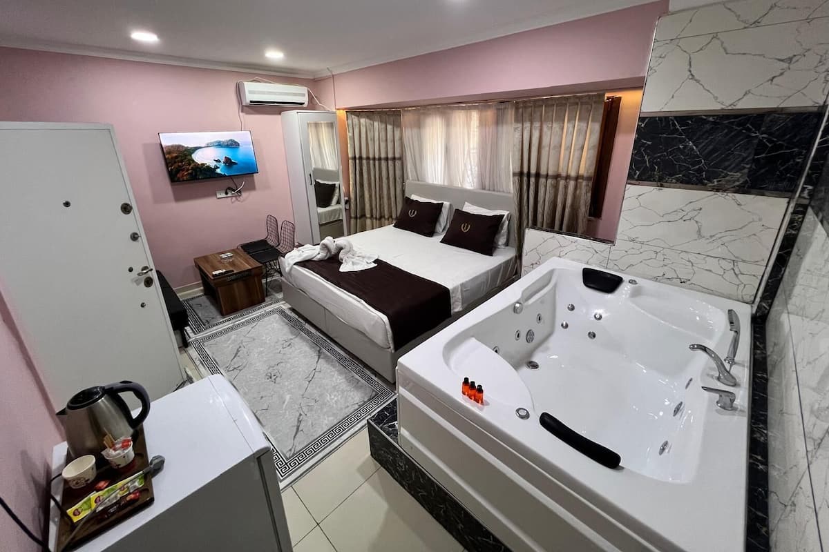 Deluxe Double Room with Jacuzzi | 迷你吧、熨斗/熨板、免费 WiFi、床单