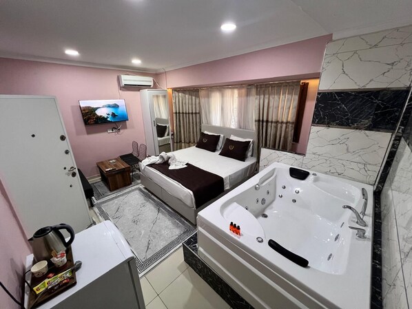 Deluxe Double Room with Jacuzzi | Minibar, iron/ironing board, free WiFi, bed sheets - Istanbul Palace Hotel (Istanbul)