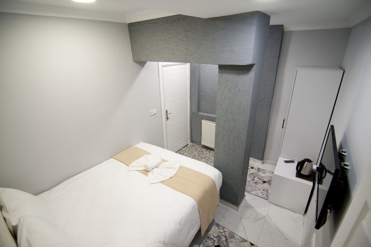 Economy Double Room without Window | 迷你吧、熨斗/熨板、免费 WiFi、床单