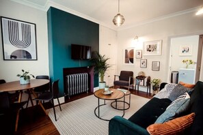 Een smart-tv en boeken