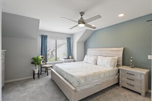 3 slaapkamers, een strijkplank/strijkijzer, gratis wifi, beddengoed