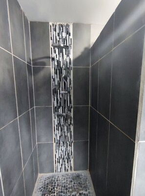 Douche, sèche-cheveux, serviettes fournies, papier toilette