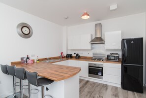 Private kitchen - Chic Riverside Apartment with City Views in Central Newport (Newport)