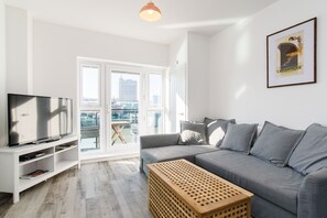 TV - Chic Riverside Apartment with City Views in Central Newport (Newport)