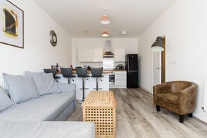 TV - Chic Riverside Apartment with City Views in Central Newport (Newport)